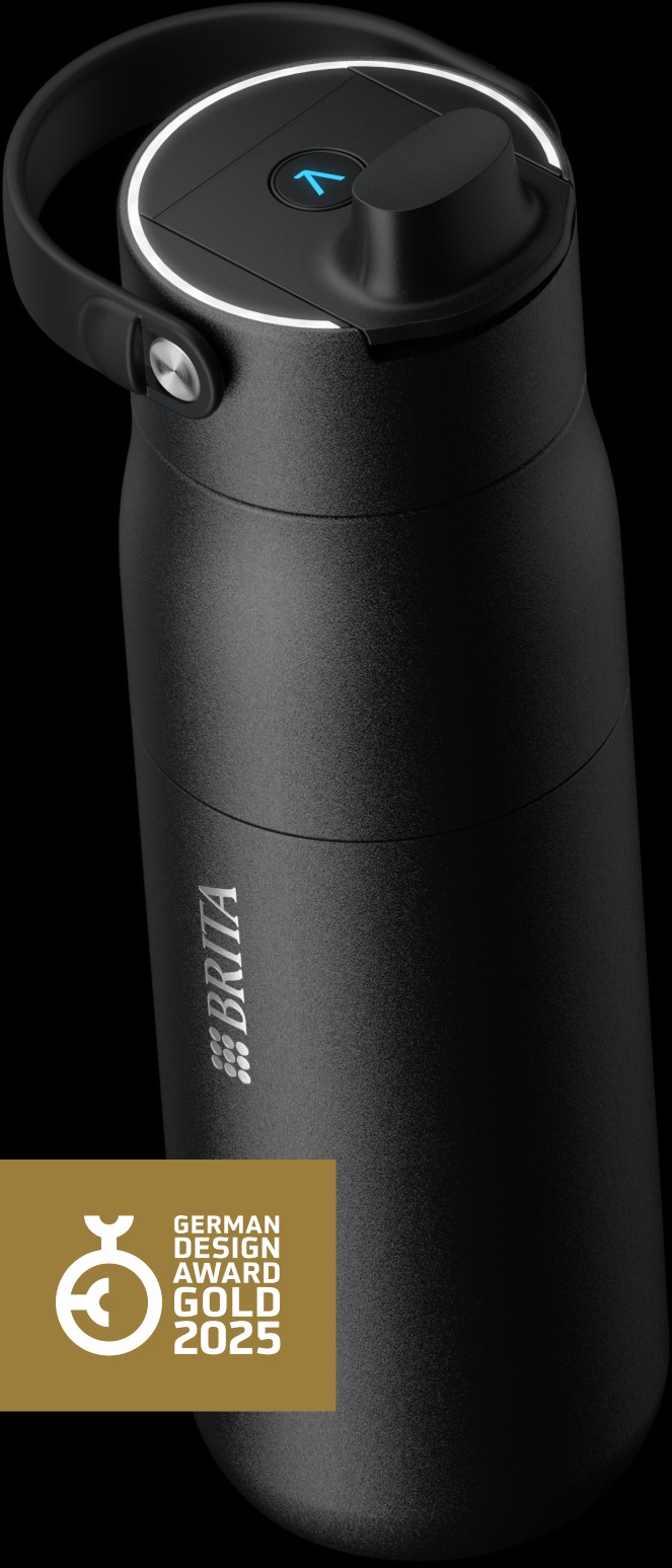 Schwarze BRITA LARQ iQ Flasche in schräger Ansicht mit Tragegriff.