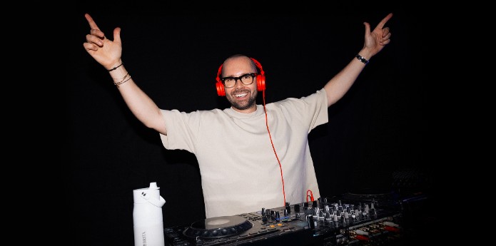 DJ mit Kopfhörern feiert bei einer 