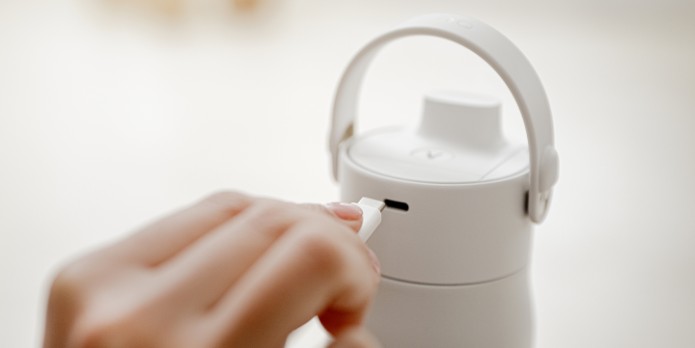 Weiße BRITA LARQ iQ Flasche