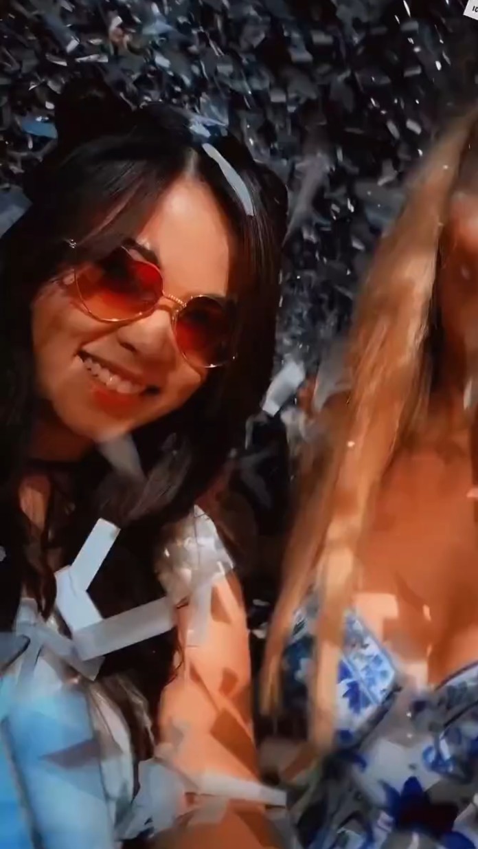 Frau mit Sonnenbrille lächelnd in die Kamera